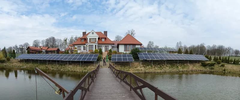 Instalacja na skarpie nad wodą