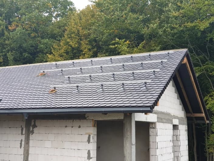 Instalacja na karpiówce, zintegrowana z poszyciem na etapie budowy
